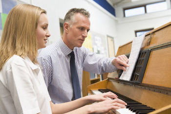 Piano Lessons: Private Piano Teacher Versus Learning Online