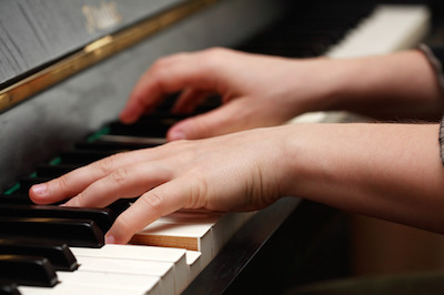 Does Left Handedness Impact Piano Playing?