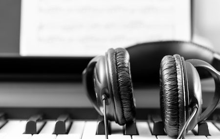 The Benefits of Learning To Play a Piano With Headphones